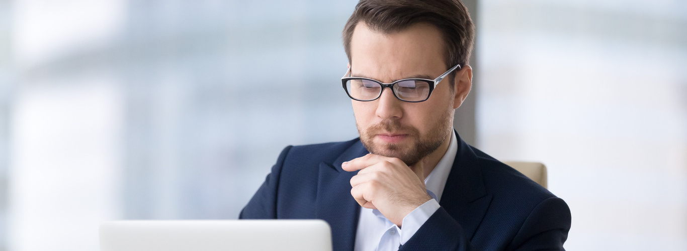 employee bureau posture zen bras ouverts et pouces et index joints 